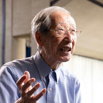 写真：インタビューに答える甘利氏の様子