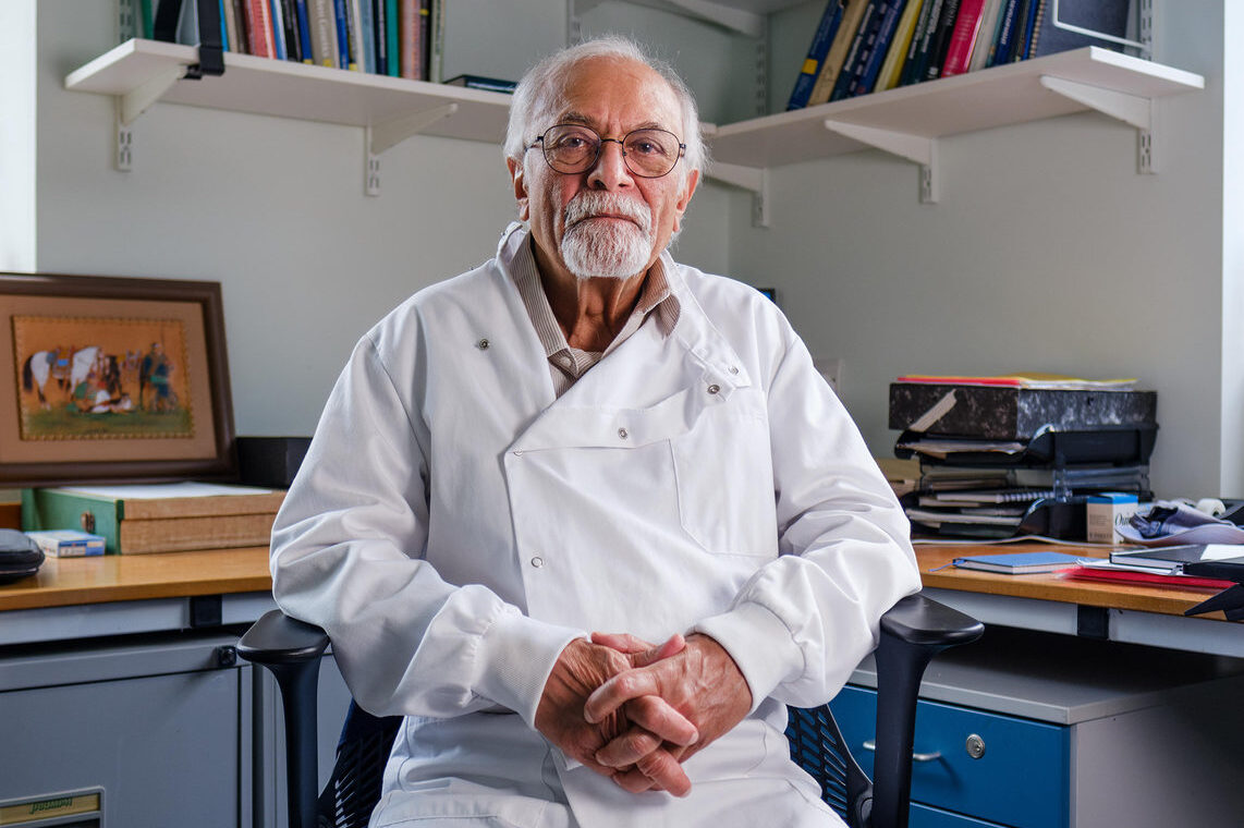 写真：オフィスの椅子に座るアジム・スラーニ博士