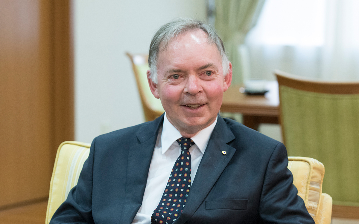 写真：椅子に座るグレアム・ファーカー博士