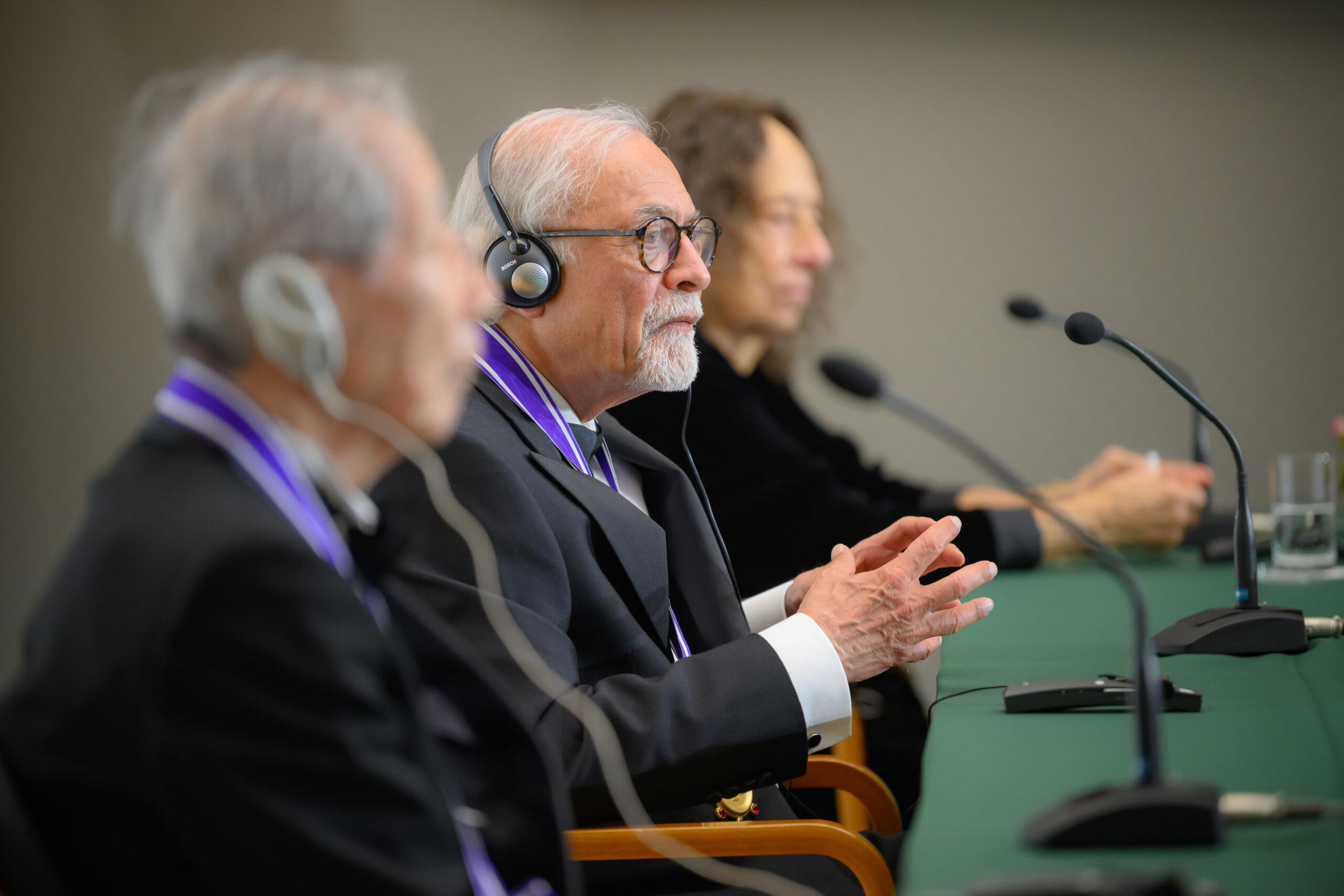 写真：共同記者会見で話す受賞者