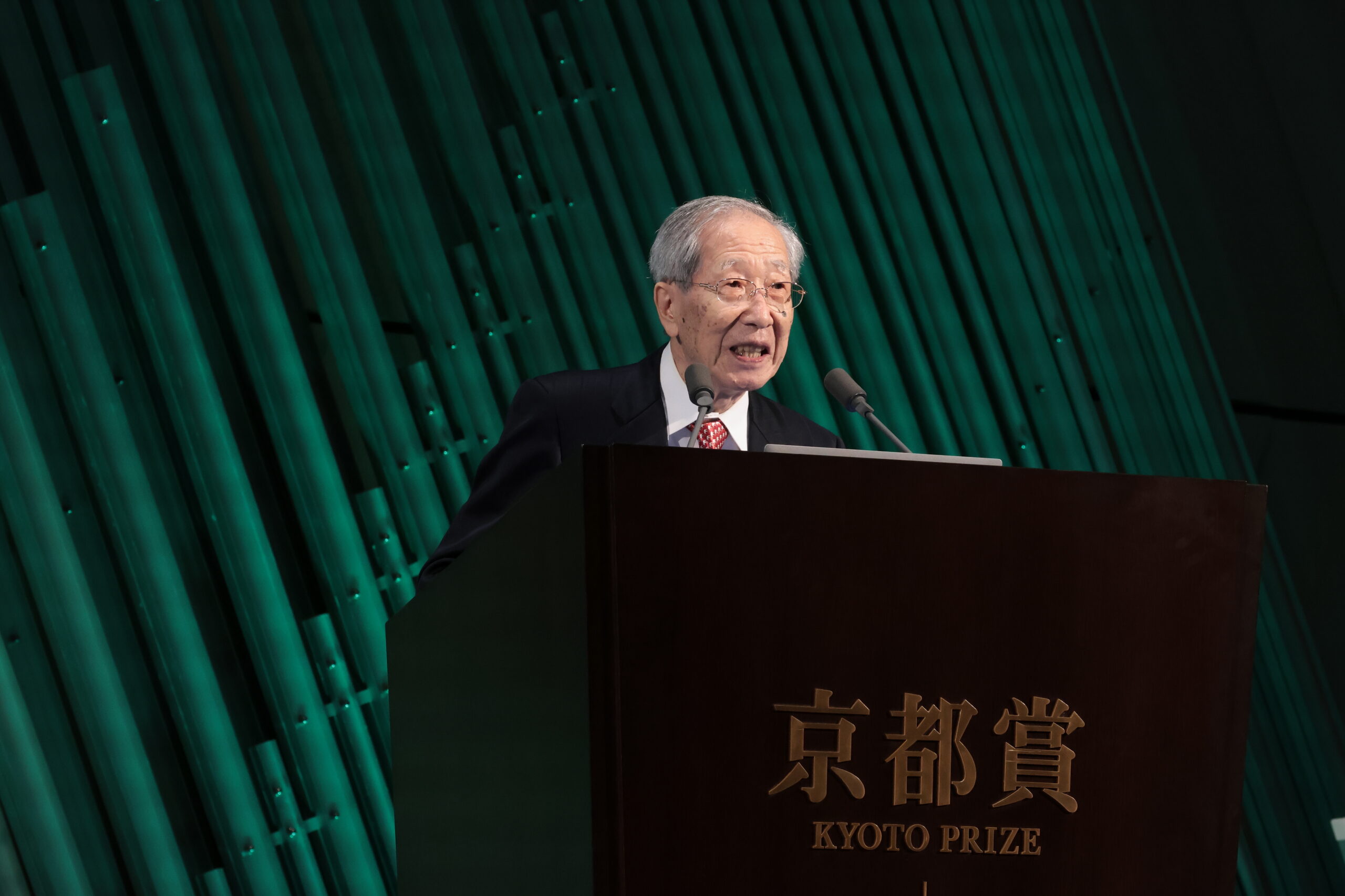 写真：記念講演会で話す受賞者