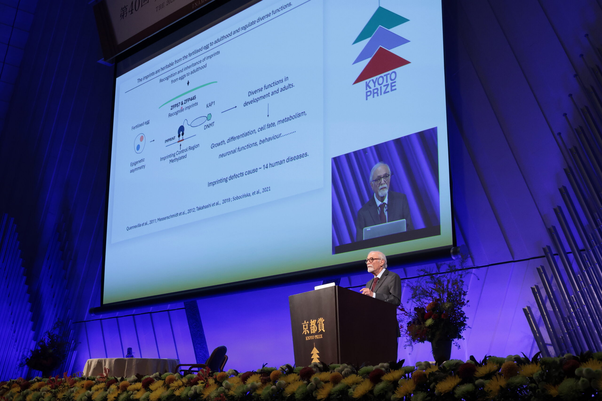 写真：記念講演会で話す受賞者