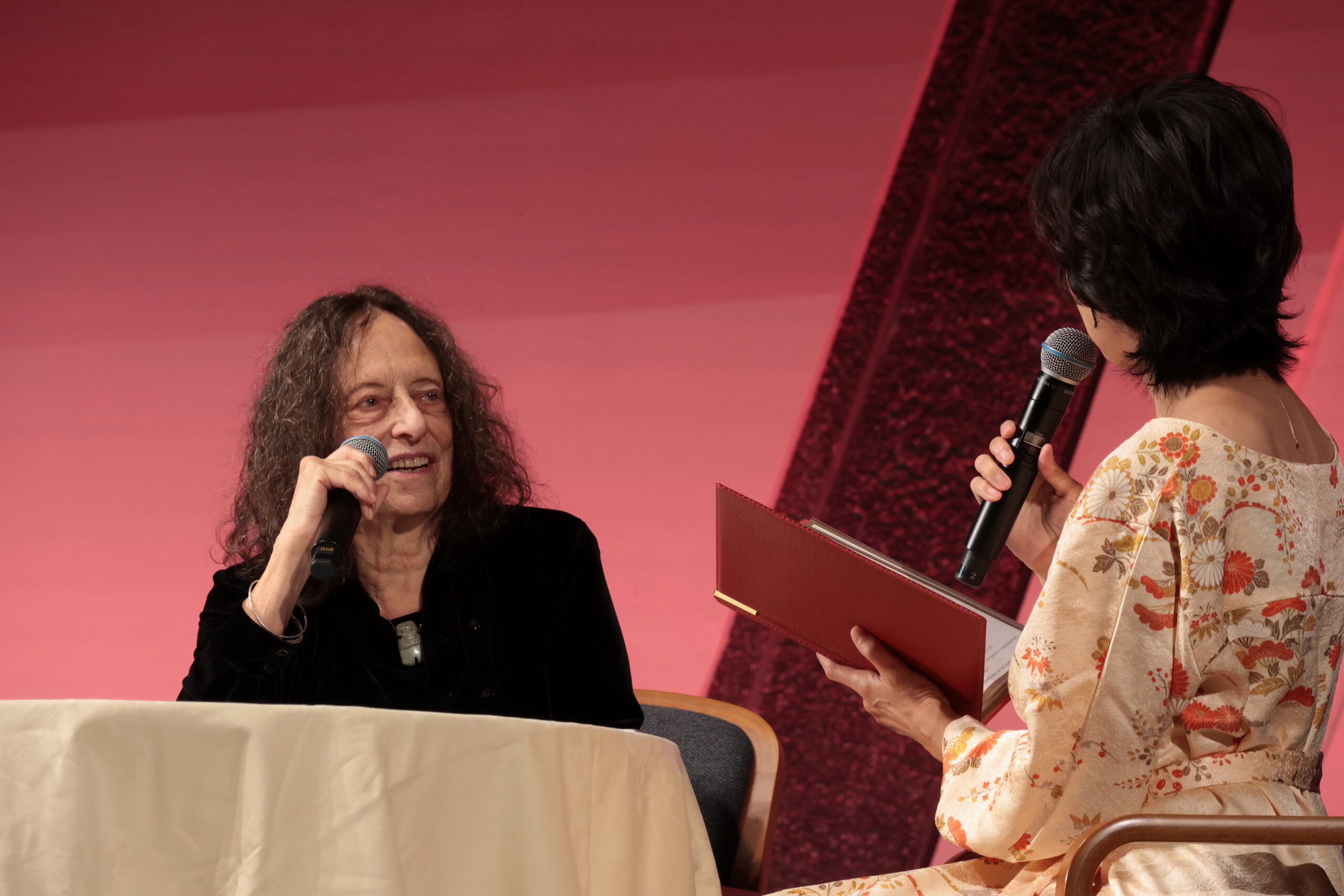 写真：講演後にインタビューを受ける受賞者