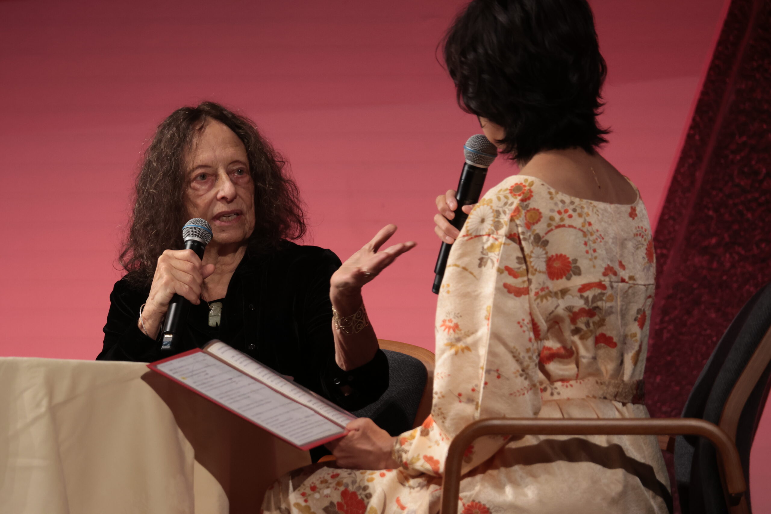 質問に答えるギリガン博士