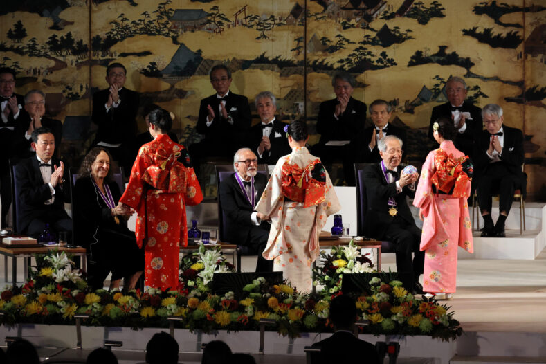 写真：記念品の手毬を受け取る受賞者たち