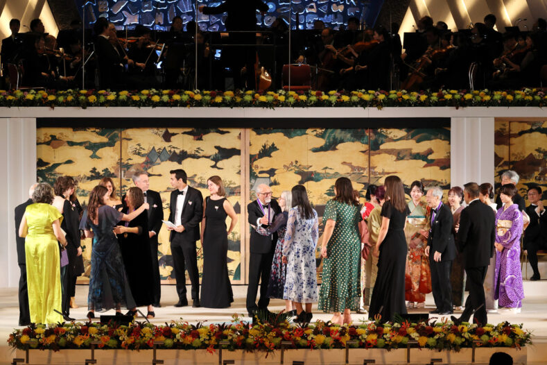 写真：家族と受賞を喜ぶ受賞者たち