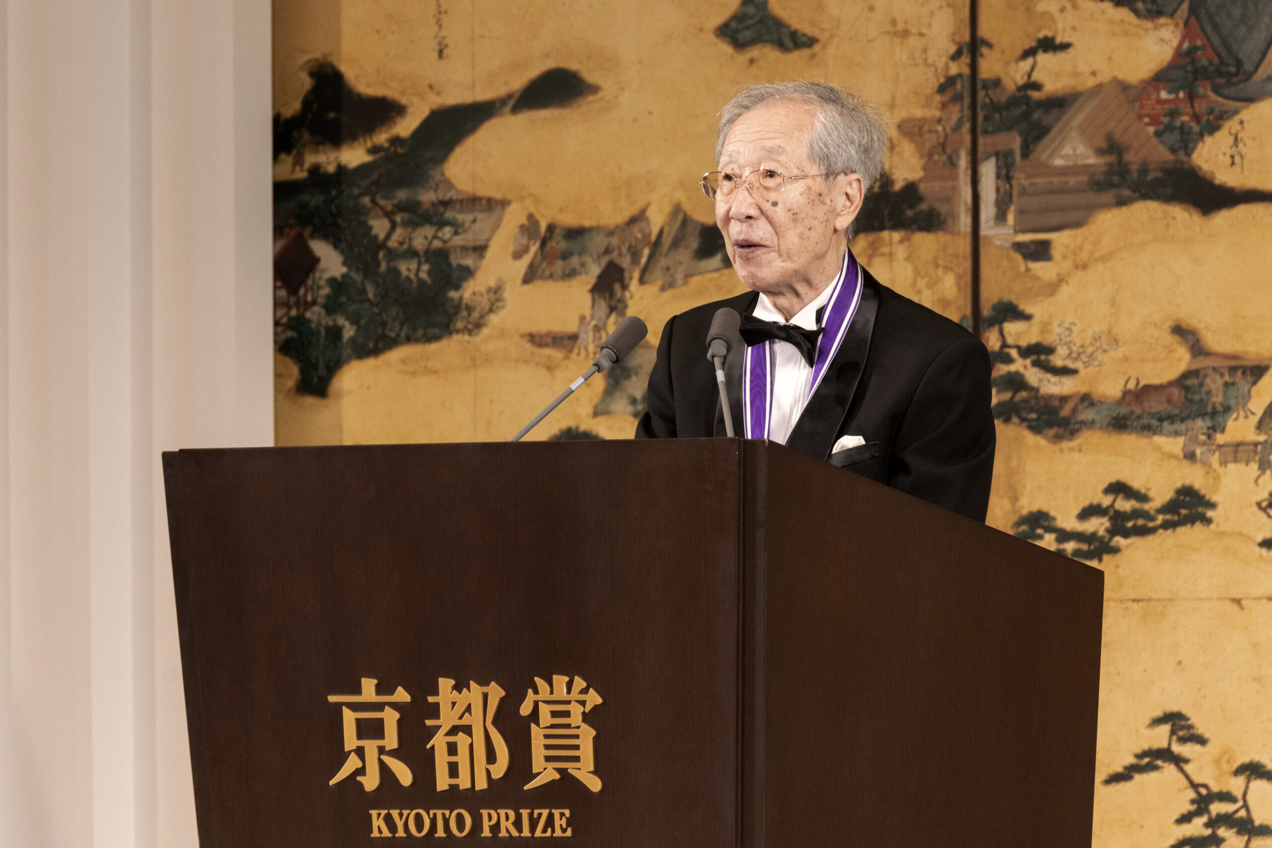 写真：表彰を受ける受賞者