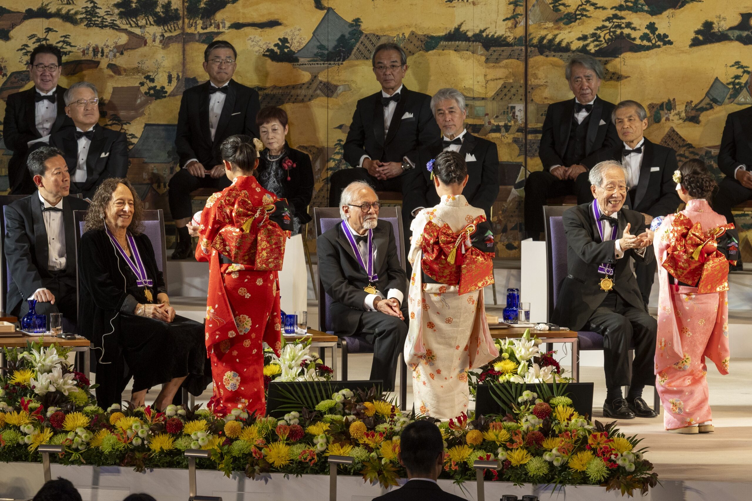 写真：手毬を受け取る受賞者