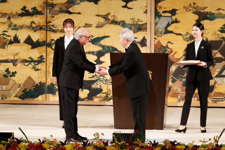 写真：中西会長と握手するスラーニ博士