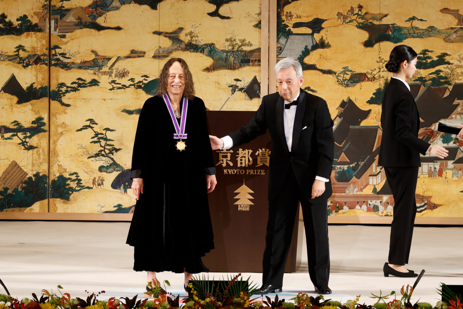 写真：中西会長よりメダルを授与されたギリガン博士