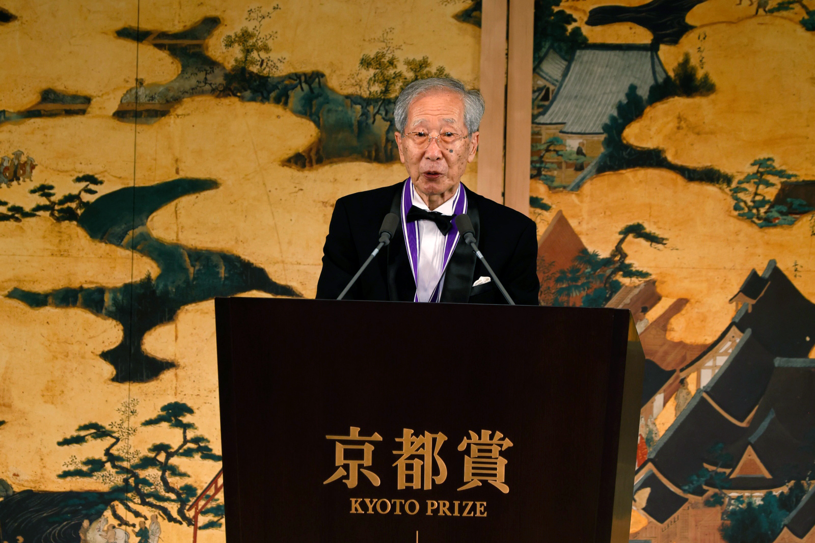 写真：受賞の挨拶をする甘利博士