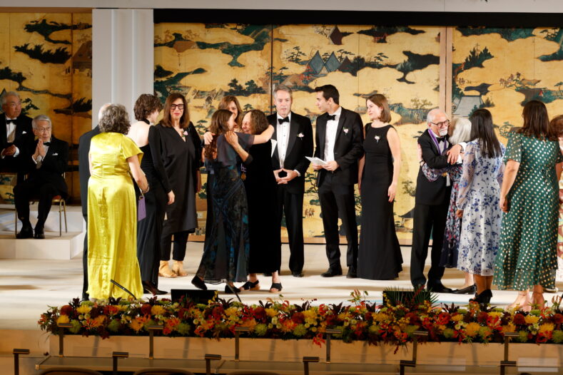 写真：家族と受賞を喜ぶ受賞者たち