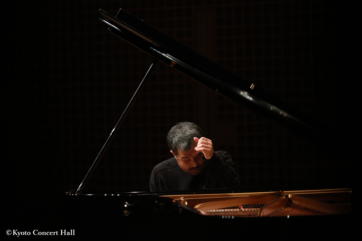 写真：ピアノを演奏する永野氏