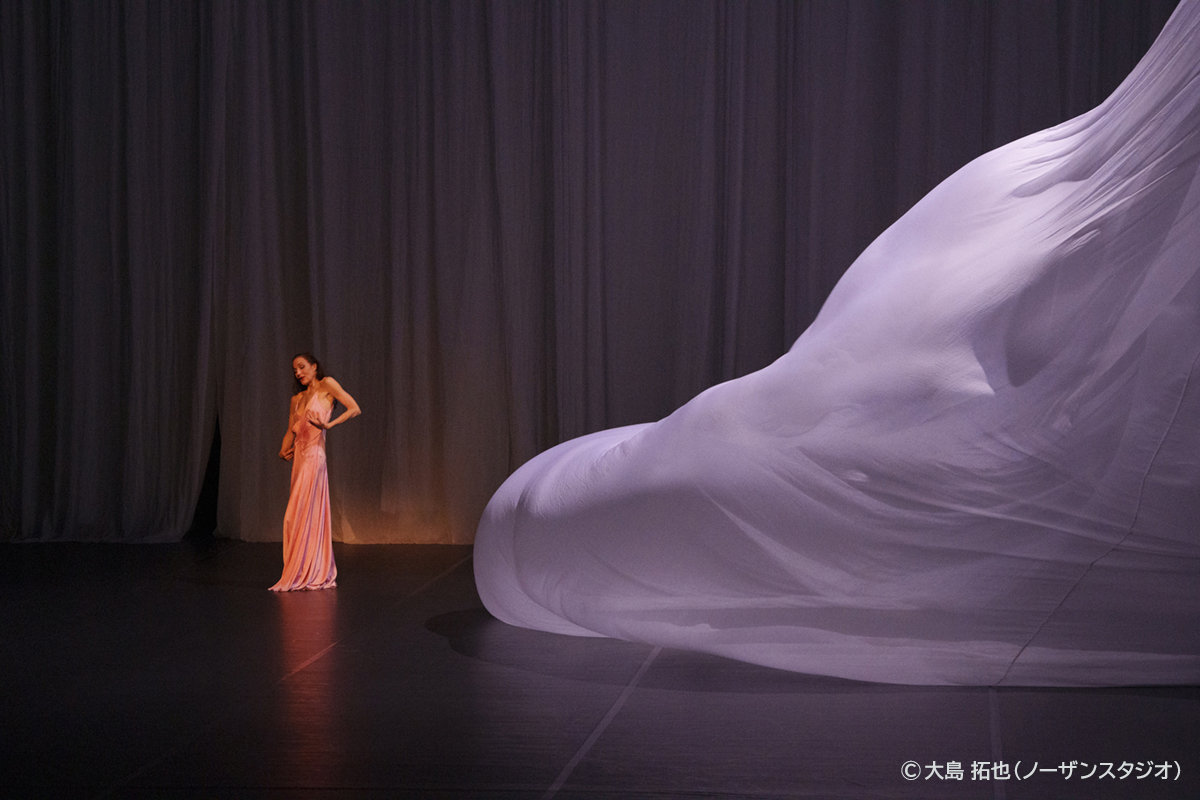 舞台で踊るダンサー