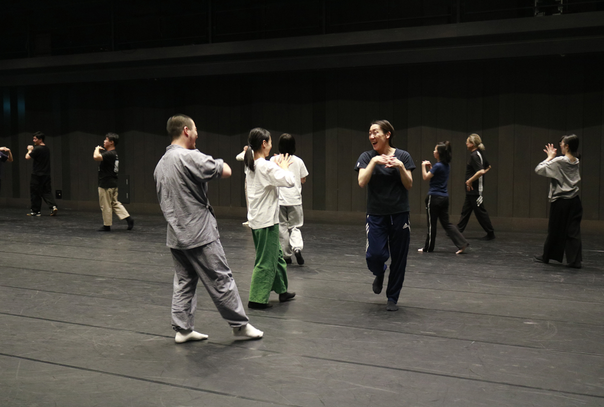 ワークショップで踊る参加者たち