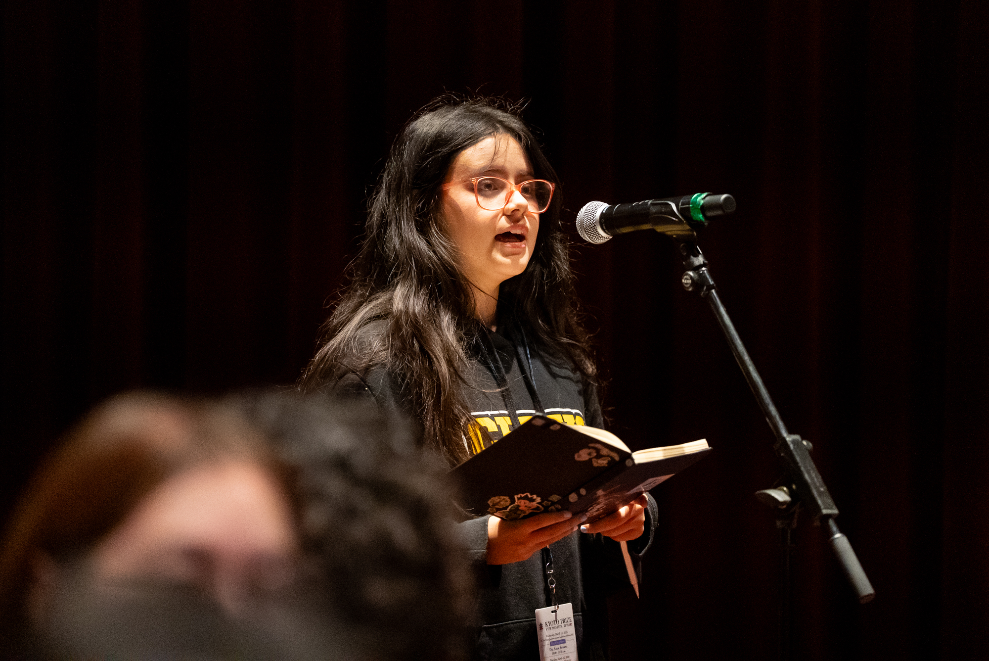 質問をする学生