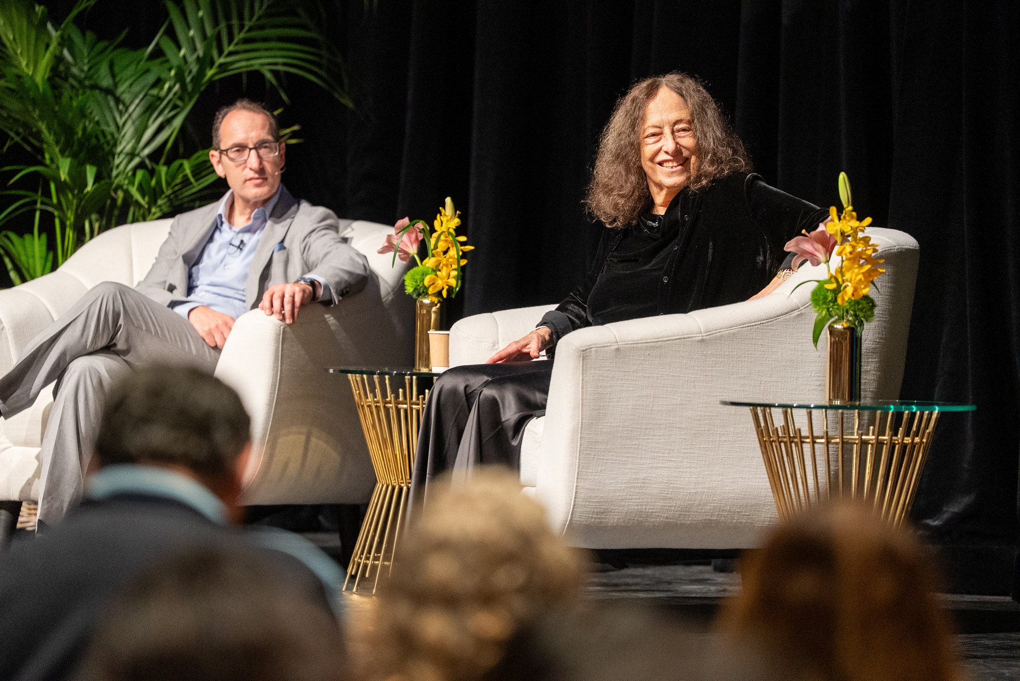 質問に笑顔で応じるキャロル・ギリガン博士