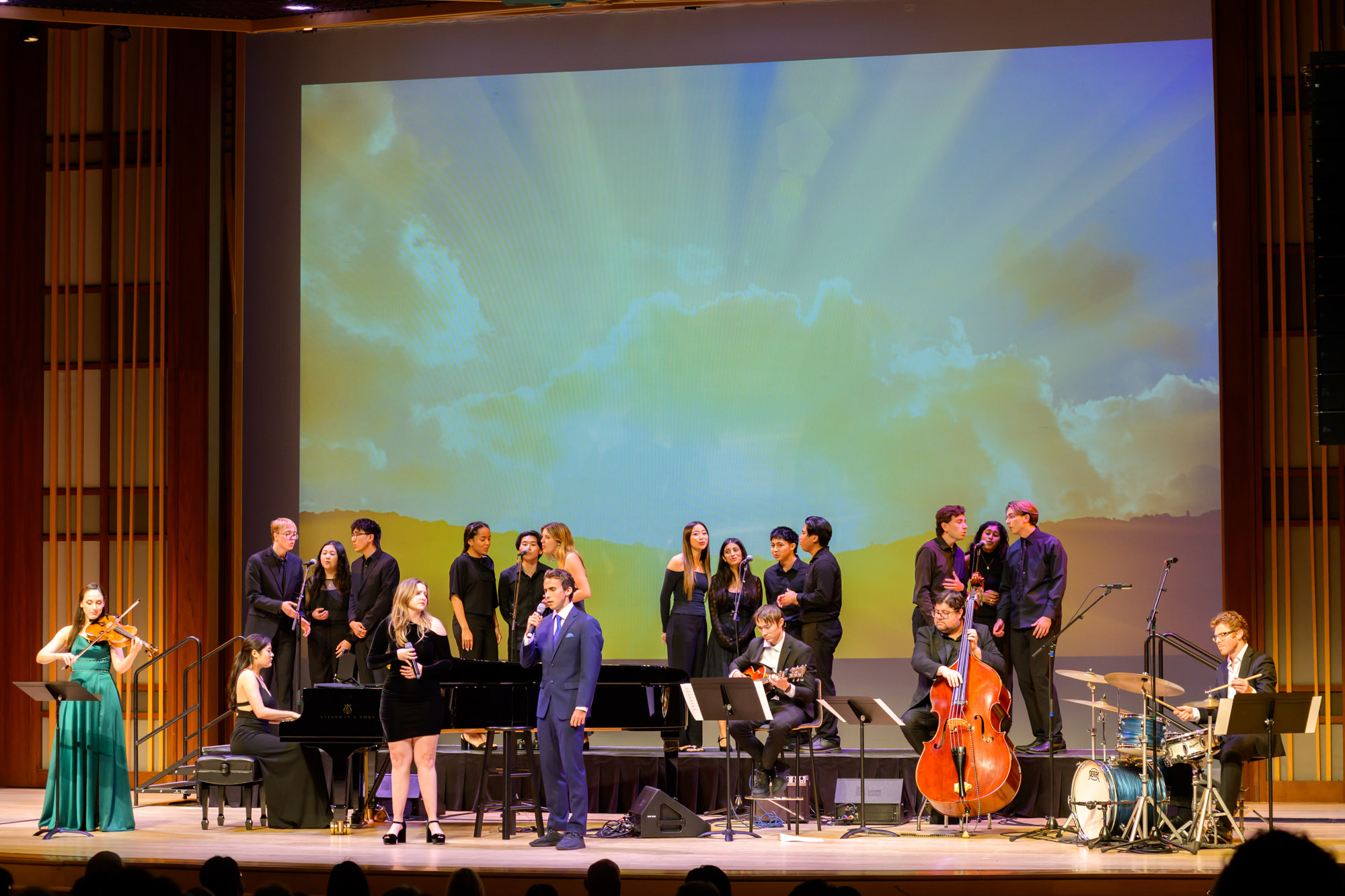 祝賀行事を彩る、心に響く歌と演奏のパフォーマンス