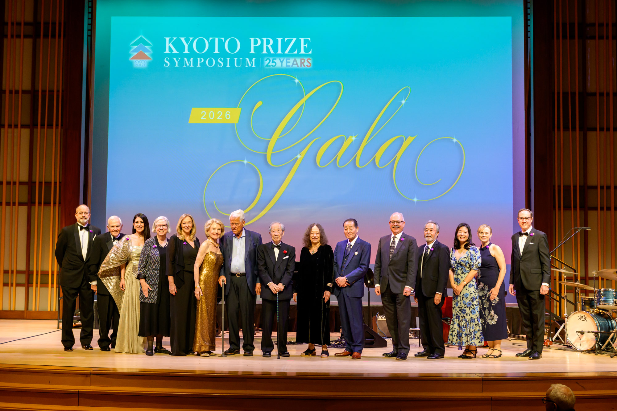 受賞者と京都賞シンポジウム組織の役員ら