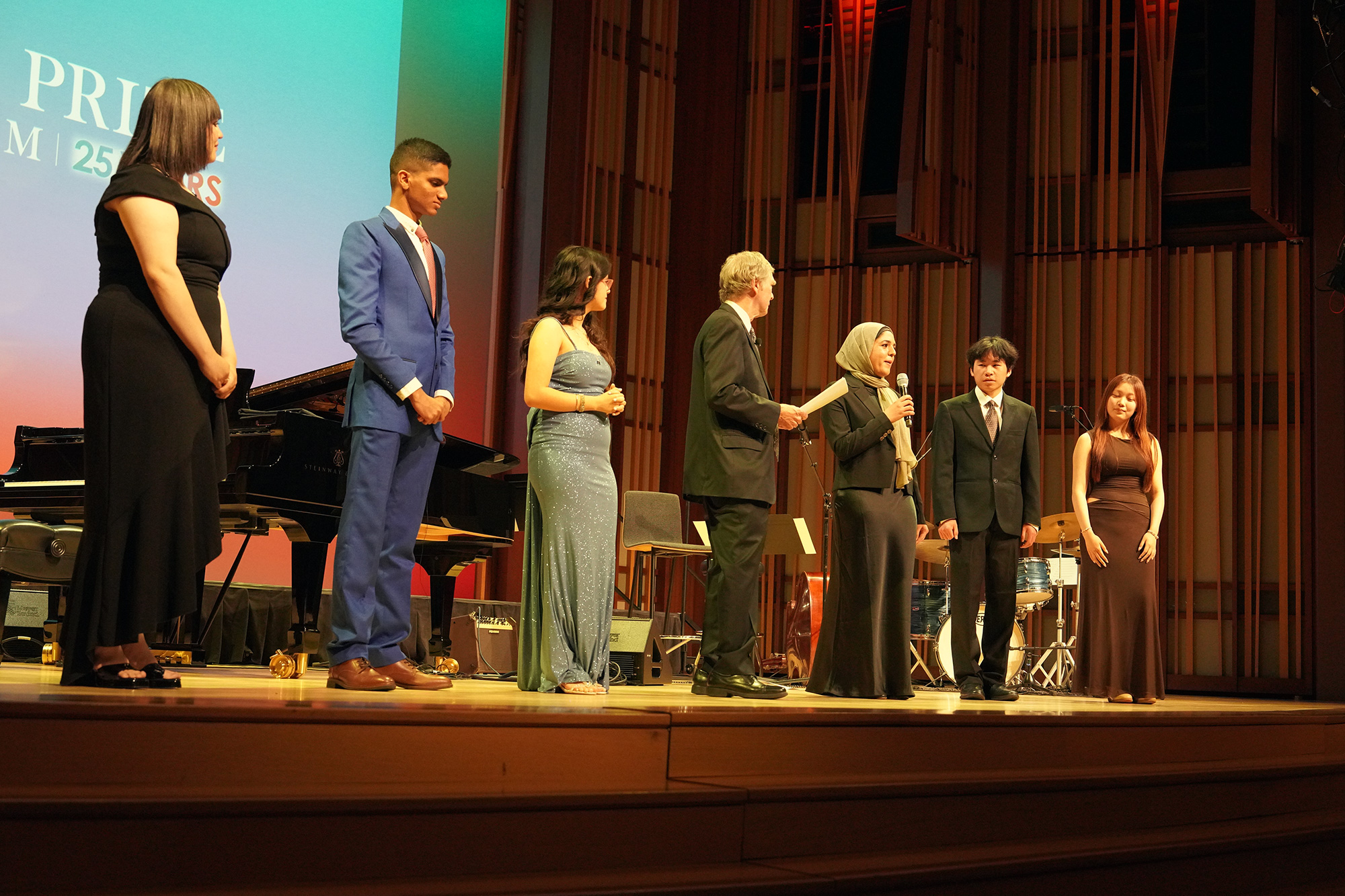 奨学金を受ける高校生が壇上で挨拶する様子